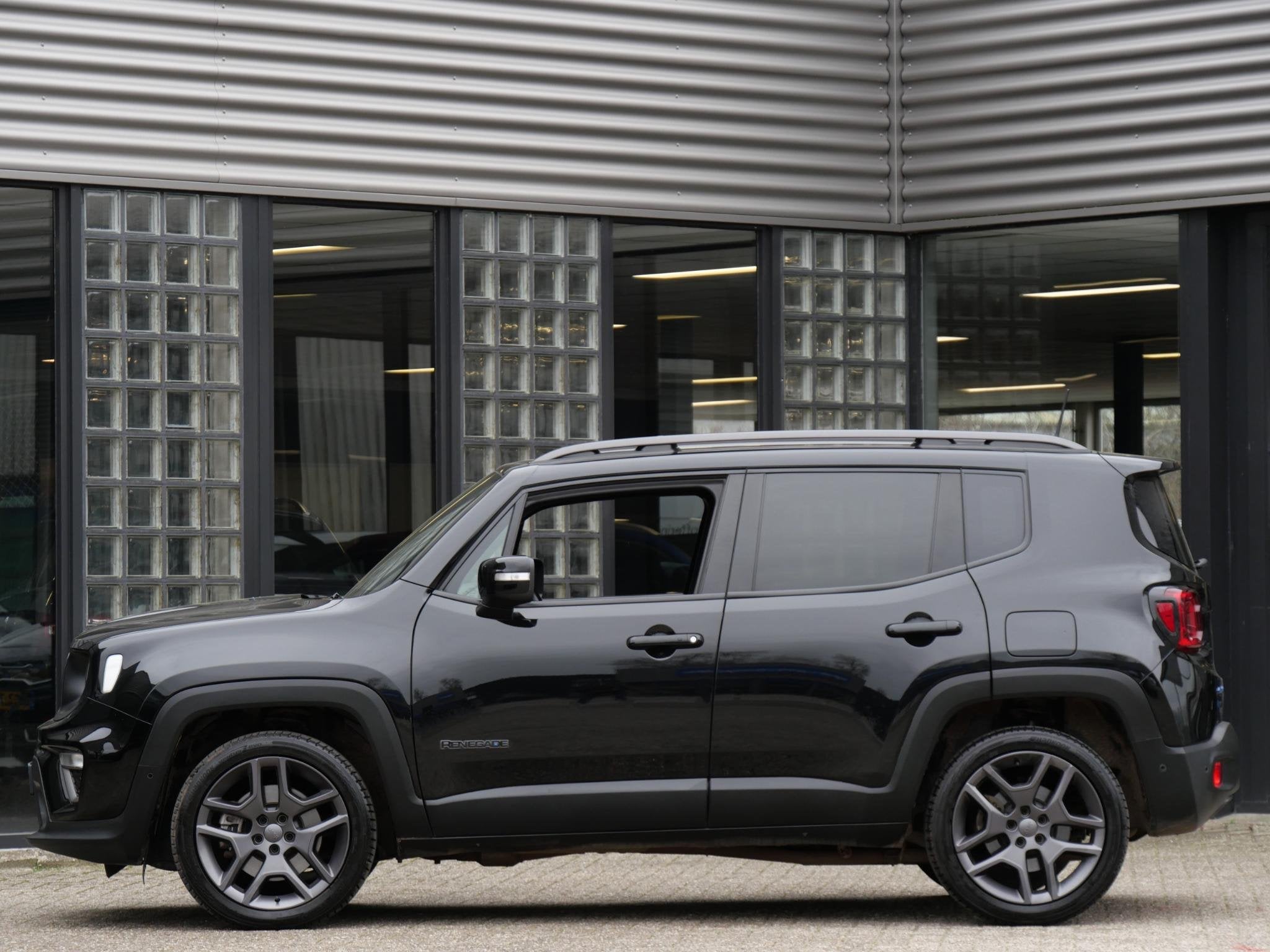 Jeep Renegade 4xe 240 PLUG-IN/ 19INCH/ LEER/ KENWOOD PREMIUM, Auto's, Jeep, Automaat, Gebruikt, 4 cilinders, Zwart