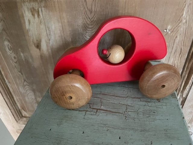 Balans auto van hout. Rood. Met poppenhoofdje. Als nieuw., Ophalen, Zo goed als nieuw, Rij- of Hobbelspeelgoed