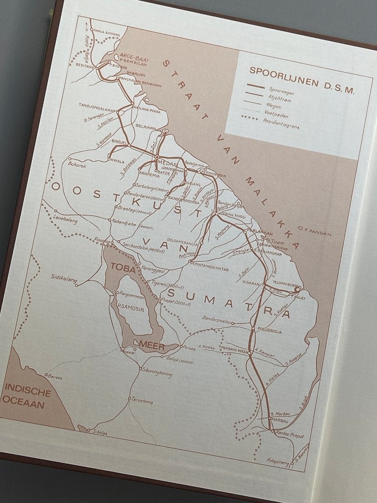 De Deli Spoorweg Maatschappij - Driekwart eeuw koloni.spoor, Ophalen of Verzenden, Zo goed als nieuw, Trein, Boek of Tijdschrift