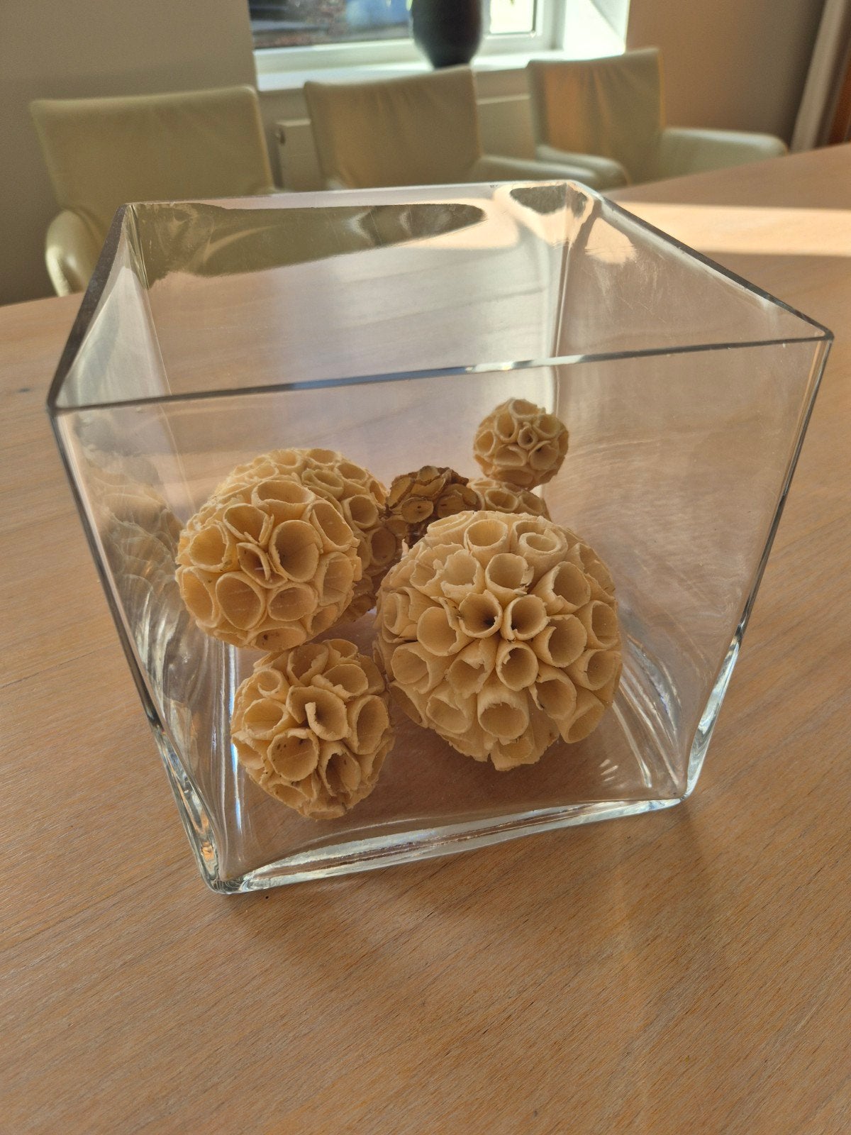Glazen vaas accubak met decoratieve leliebladeren ballen, Huis en Inrichting, Ophalen, Zo goed als nieuw, Glas, Modern