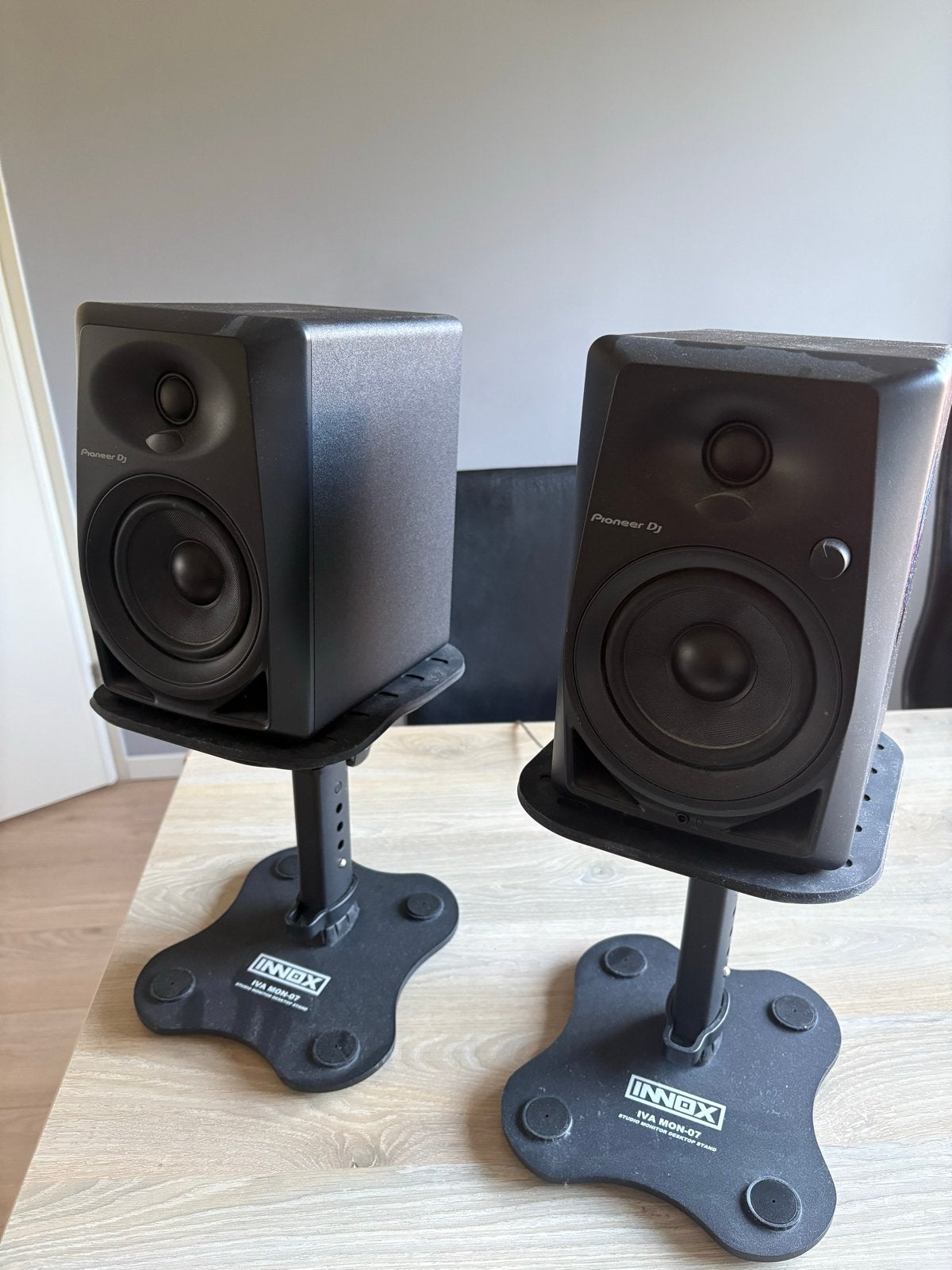 Pioneer DM-40 speakers met Innox IVA MON-07 stands, Ophalen, Stereo speakers, Zo goed als nieuw, Pioneer