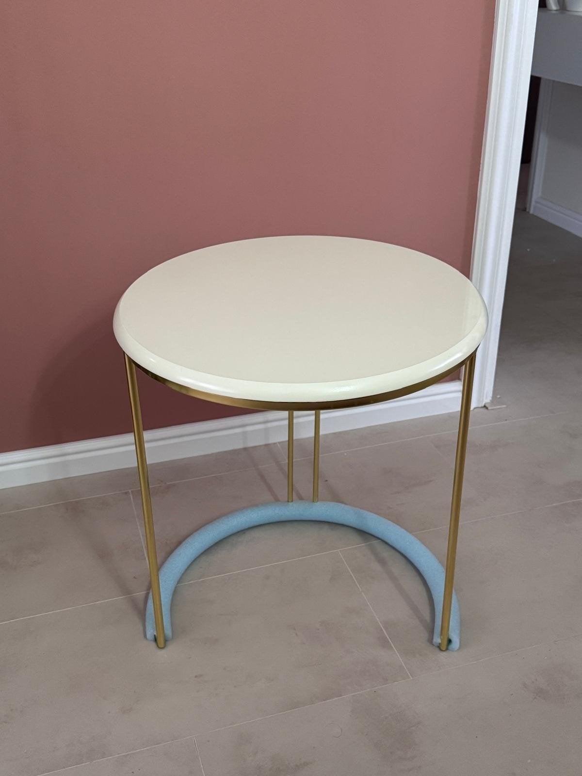 Ronde bijzettafel met gouden poten en crèmekleurig blad, Huis en Inrichting, Minder dan 55 cm, Metaal of Aluminium, Rond, Nieuw