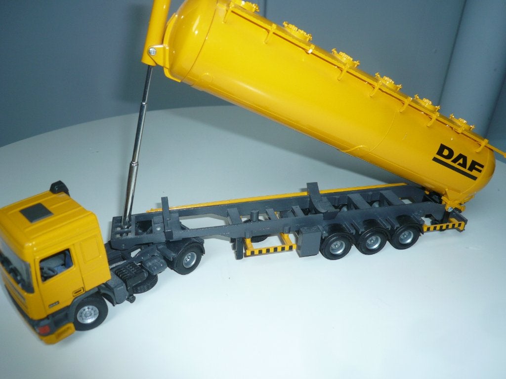 Tekno, Daf trekker met tankoplegger. Koopje, Hobby en Vrije tijd, Modelauto's | 1:50, Ophalen of Verzenden, Zo goed als nieuw