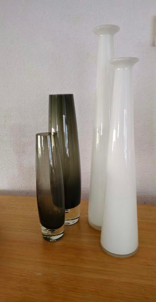 Set van 4 glazen vazen, wit en groen, Antiek en Kunst, Antiek | Vazen, Ophalen of Verzenden