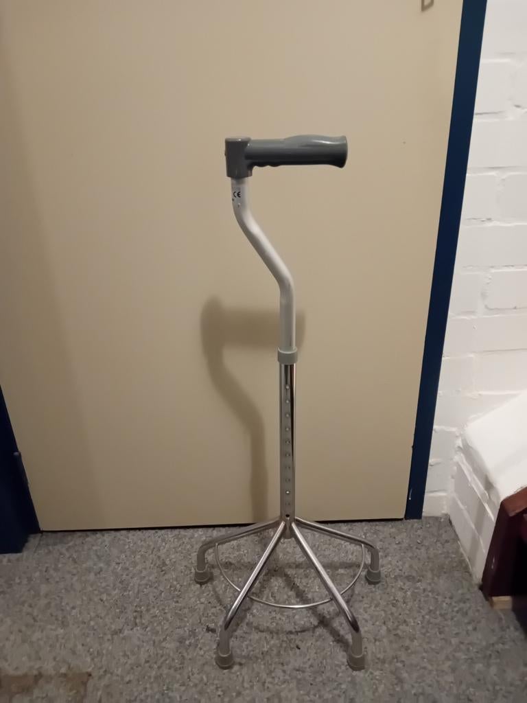 In hoogte verstelbare vierpoot/wandelstok., Diversen, Wandelstokken, Ophalen, Verstelbaar, Gebruikt