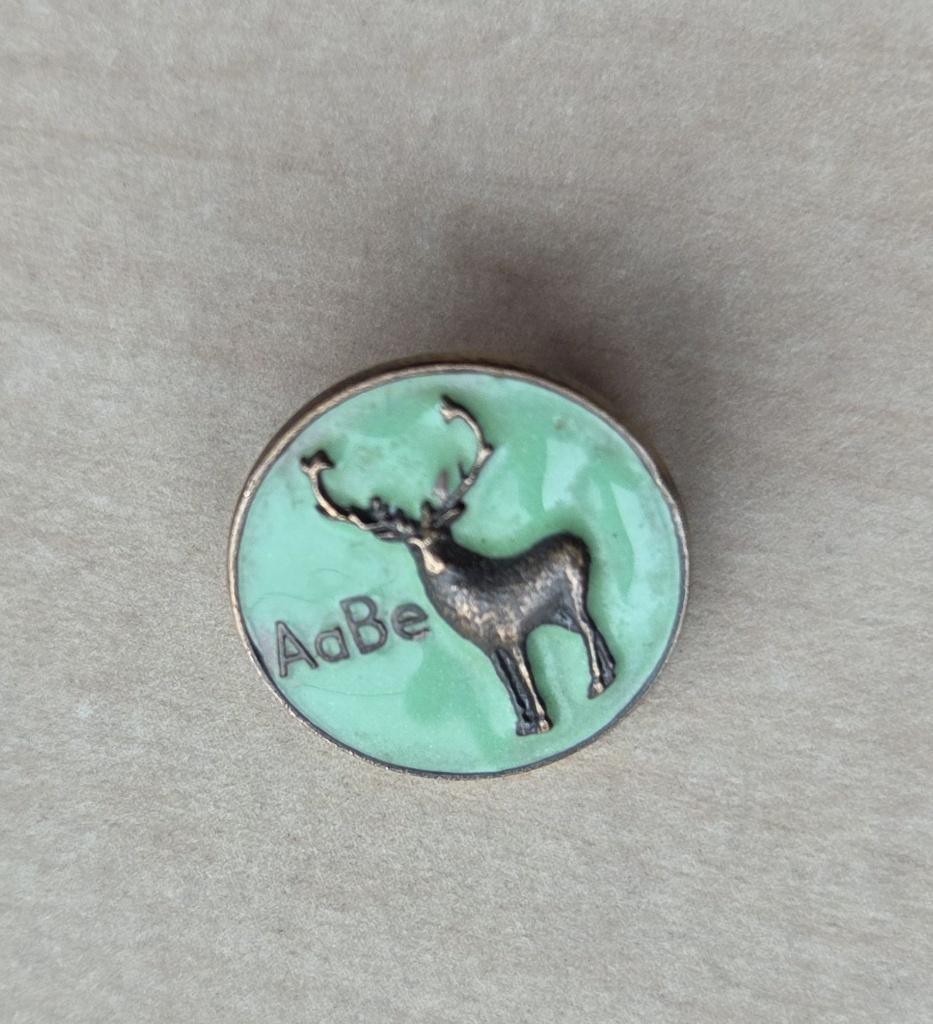 AaBe Wollenstoffen Tilburg emaille broche, Verzamelen, Gebruikt, Niet vindbaar, Niet vindbaar, Speldje of Pin