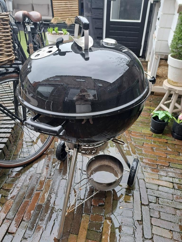Weber barbeque.zwart 1,5 jaar oud.buiten gestaan!, Tuin en Terras, Houtskoolbarbecues, Ophalen
