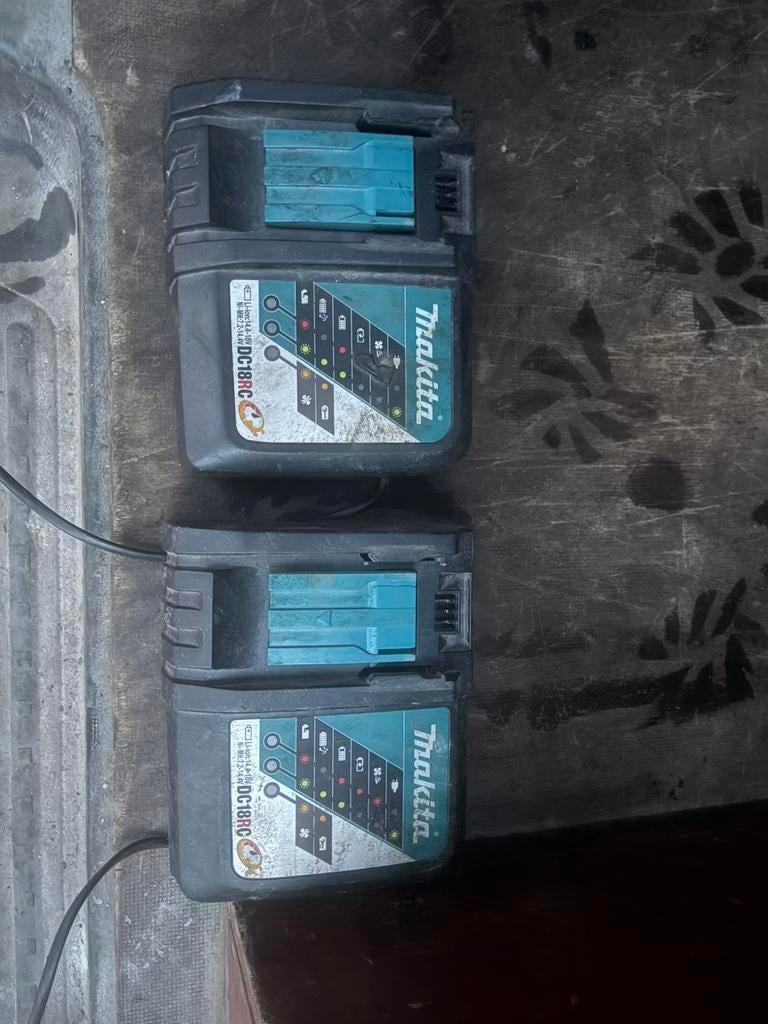 Makita oplader, Ophalen of Verzenden, Zo goed als nieuw