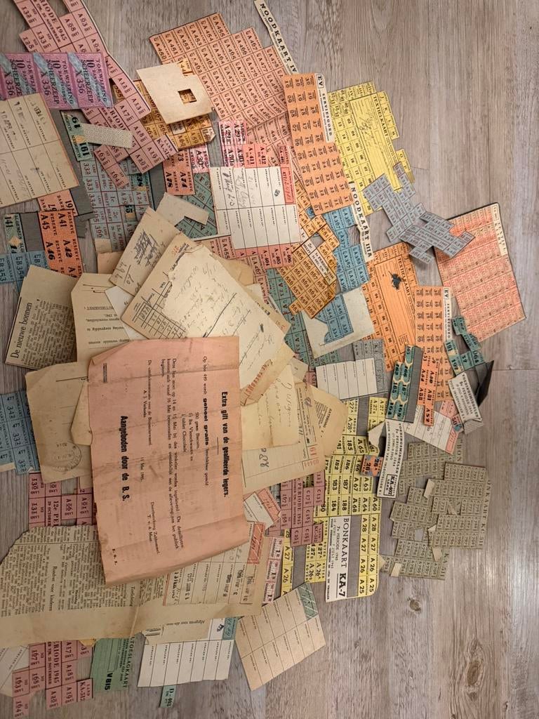 Zeer grote set distributiebonnen met documenten, Verzenden, Nederland, Embleem of Badge