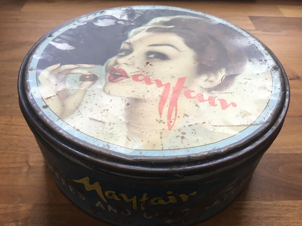 Mayfair toffees & chocolates oud brocant blik (koek) trommel, Ophalen of Verzenden, Gebruikt, Koek(jes)