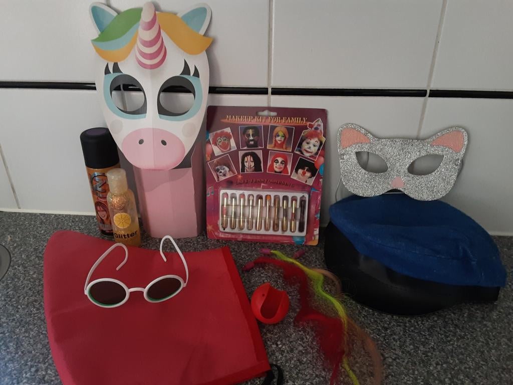 Heel veel verkleed spulletjes, accessoires  muts pet masker, Kinderen en Baby's, Carnavalskleding en Verkleedspullen, Ophalen of Verzenden