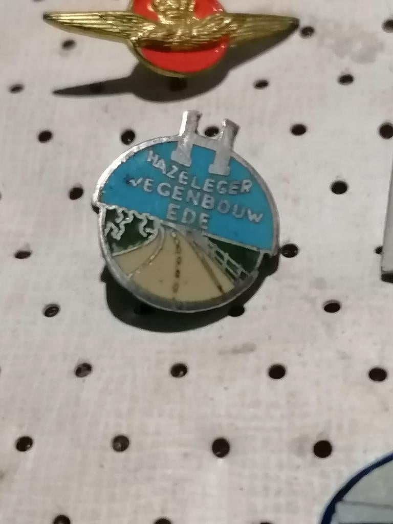 SPELD   HAZELEGER WEGENBOUW   EDE    EMAILLE, Ophalen of Verzenden, Gebruikt, Transport, Speldje of Pin