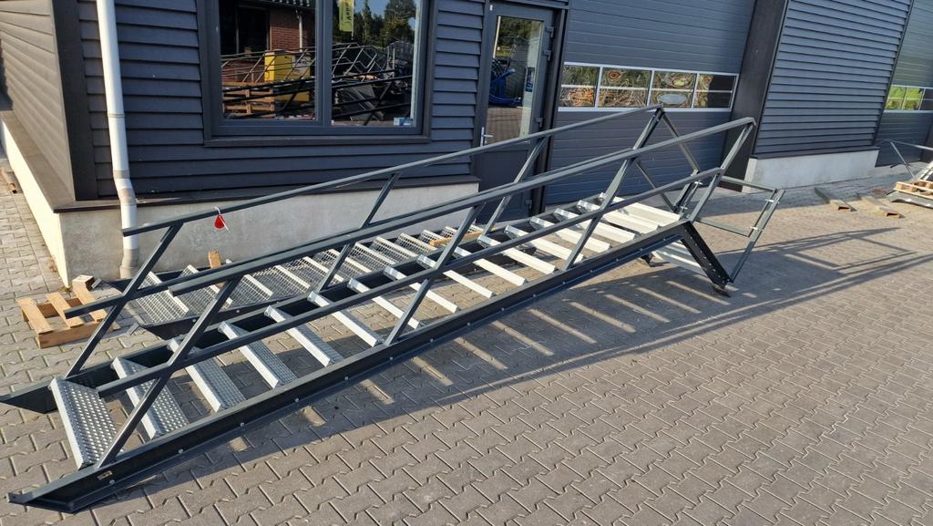 Stalen trap  met bordes hoog 3,0mtr demo, Doe-het-zelf en Verbouw, Ladders en Trappen, Ophalen, Zo goed als nieuw, Trap, 2 tot 4 meter