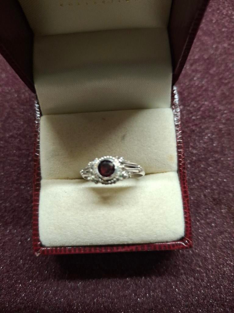 Zilveren ring met  granaat, Antiek en Kunst, Ophalen of Verzenden