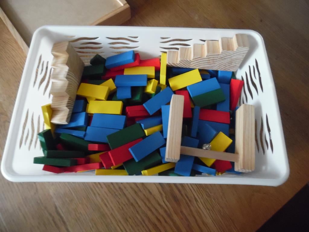 mandje met gekleurde houten domino blokjes , Sponsbob puzzel, Ophalen of Verzenden, Nieuw, Overige typen
