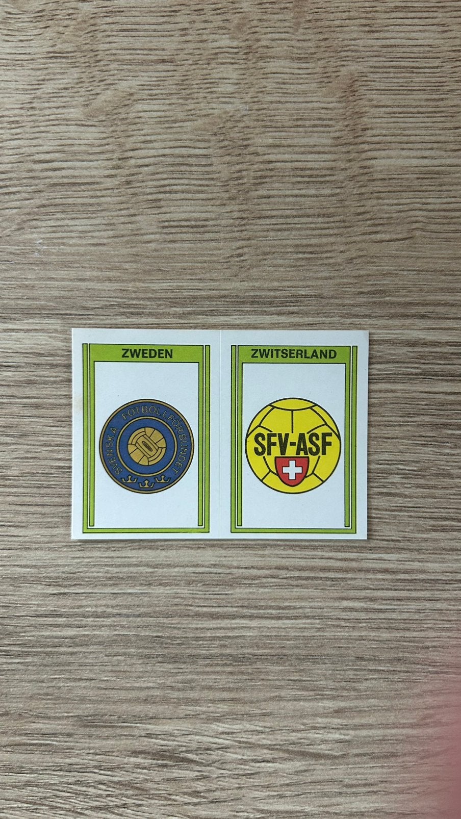 Panini Voetbal 78 plaatje emblemen Zweden en Zwitserland, Ophalen of Verzenden, Zo goed als nieuw, Plaatje