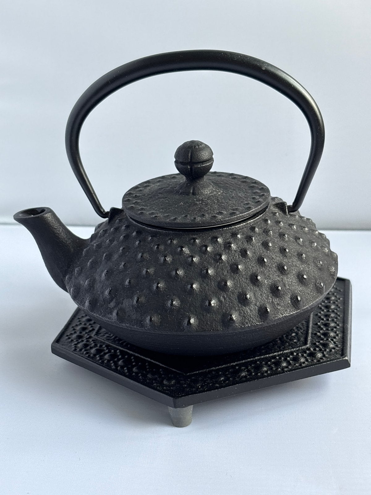 Japanse gietijzeren theepot met onderzetter en theezeef, Theepot/fluitketel, Nieuw, Ophalen of Verzenden, Zwart