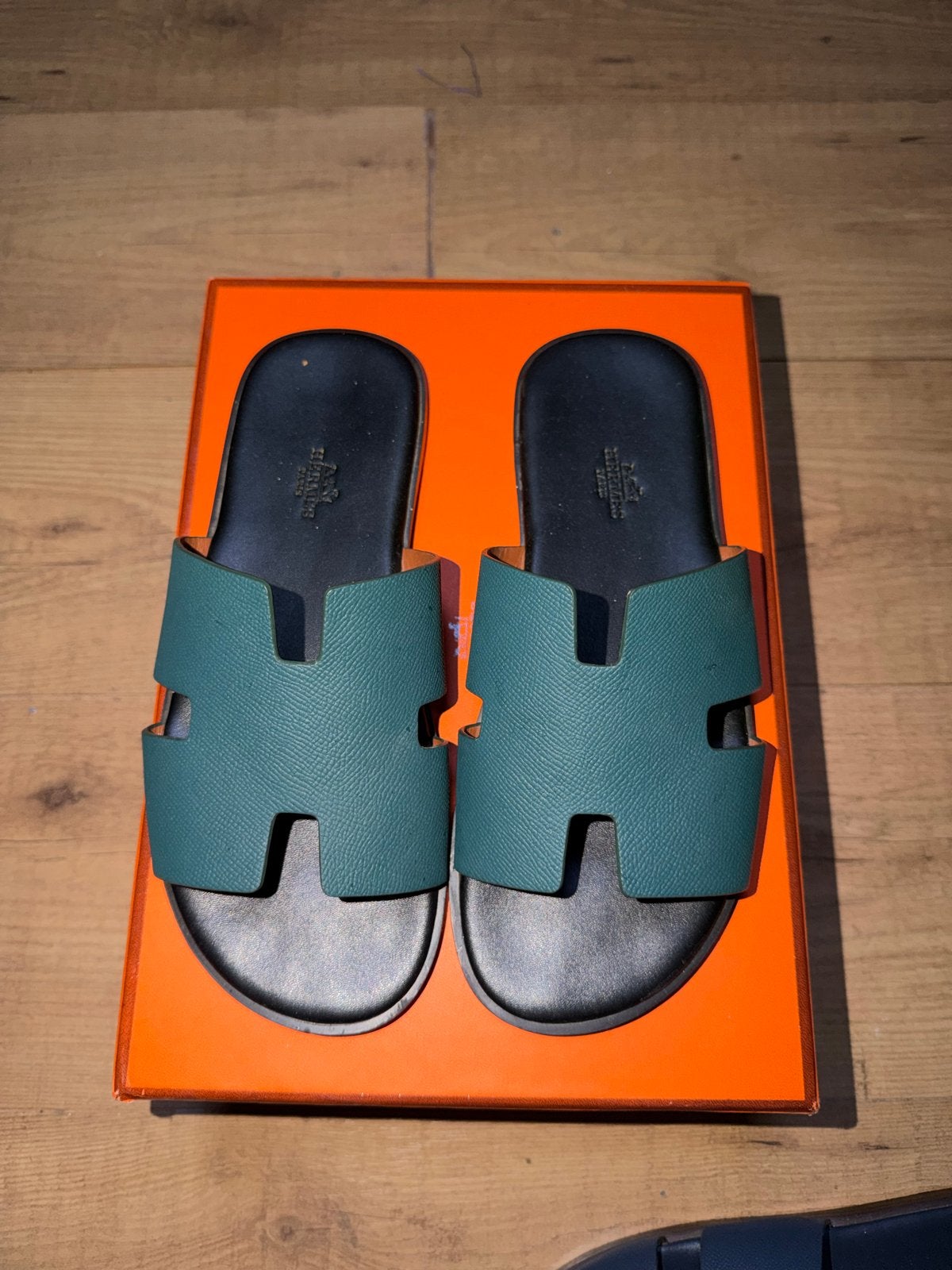 Hermes Izmir Slippers Maat 41 - Groen, Kleding | Dames, Schoenen, Ophalen of Verzenden, Gedragen, Groen, Slippers