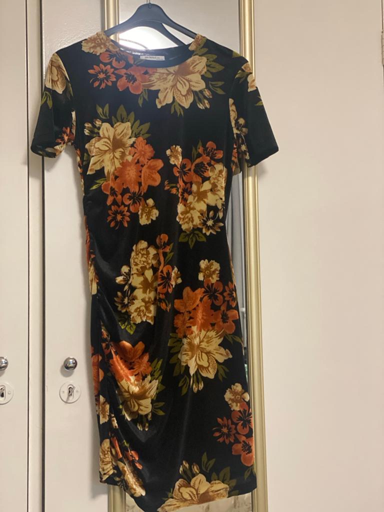 Zara Trafaluc Bloemen Jurk Maat S/18, Zwart, Ophalen of Verzenden, Zo goed als nieuw, Knielengte