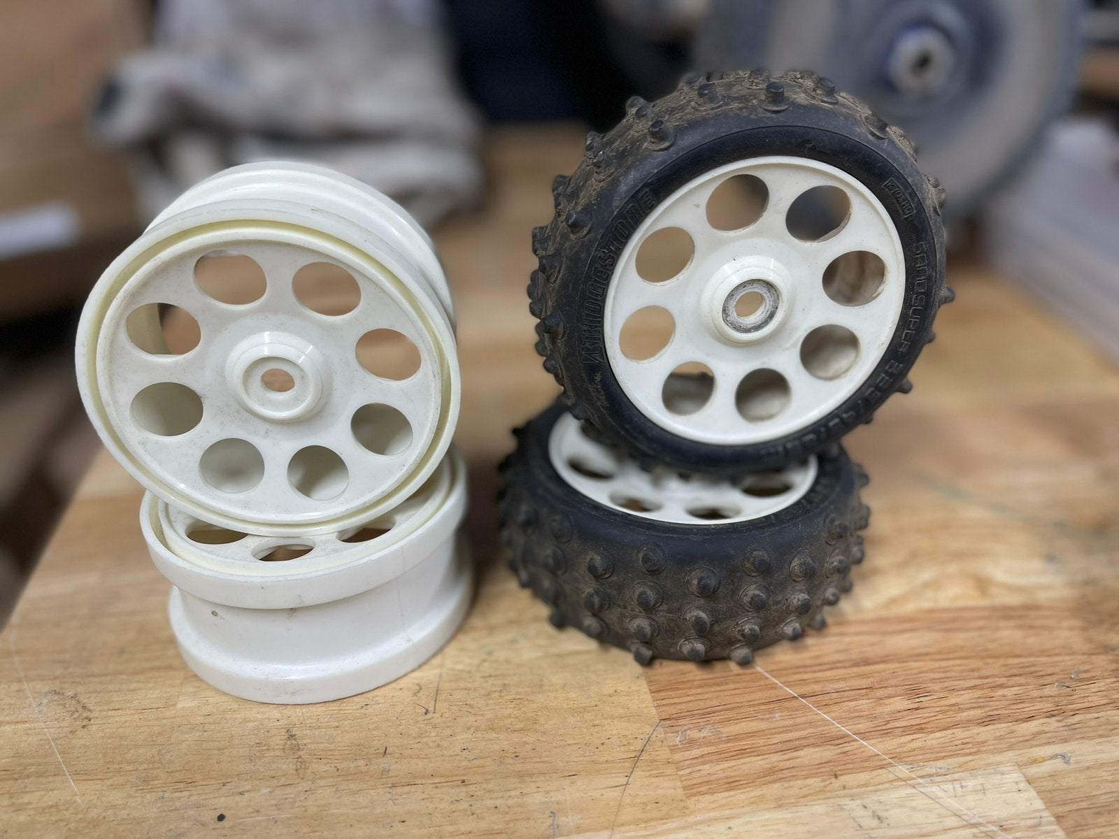 Kyosho Burns 1/8 buggy velgen en banden vintage rc auto, Ophalen of Verzenden, Zo goed als nieuw, Schaal 1:8, Auto offroad