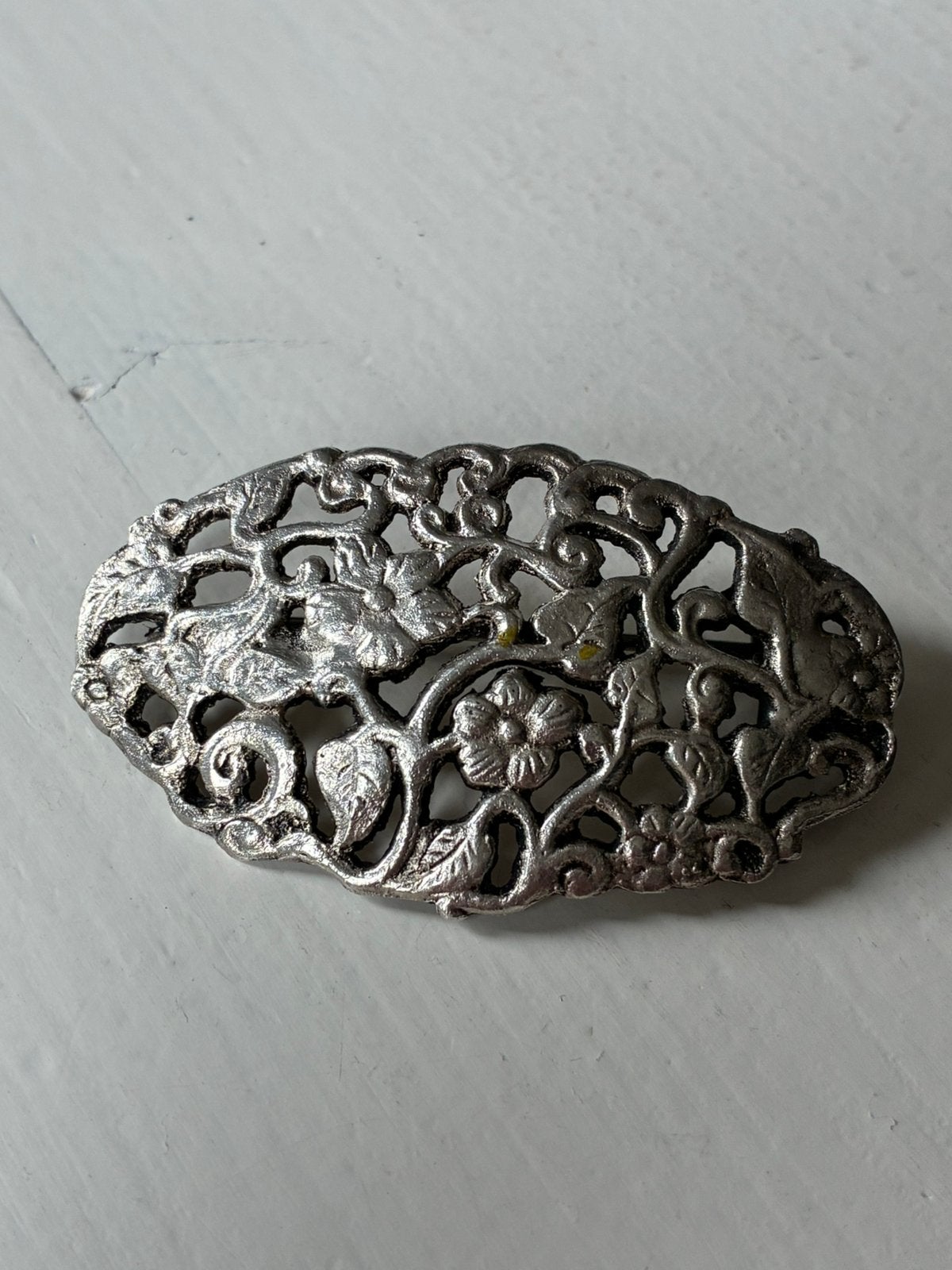 Broche ovaal verzilverd floraal antiek C sluiting, Ophalen of Verzenden, Gebruikt, Zilver, Overige materialen