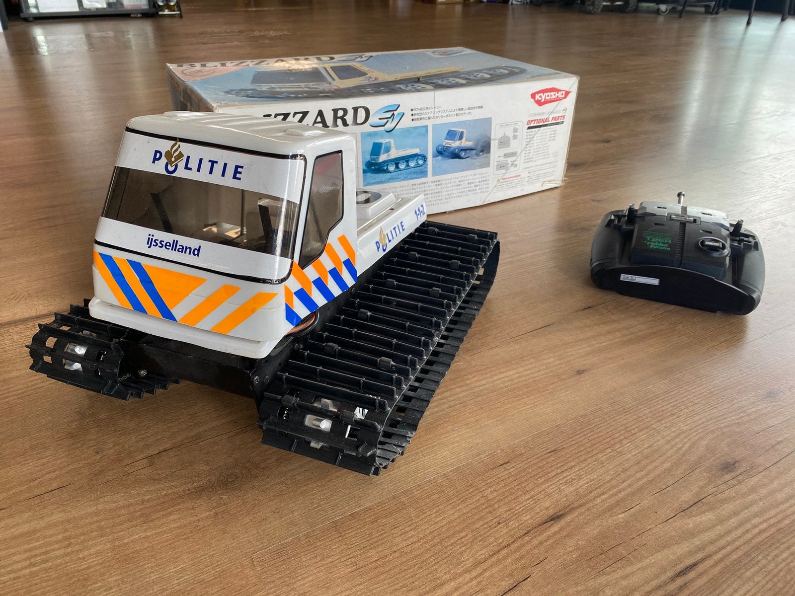 Pisten bulli. Kyoso Blizzard  rups voertuig, Ophalen of Verzenden, Zo goed als nieuw, Bus of Vrachtwagen