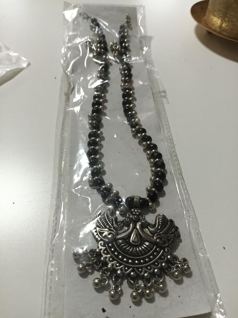 Ketting uit India met zilverkleurige hanger en kralen, Sieraden, Tassen en Uiterlijk, Kettingen, Zwart, Nieuw, Ophalen of Verzenden
