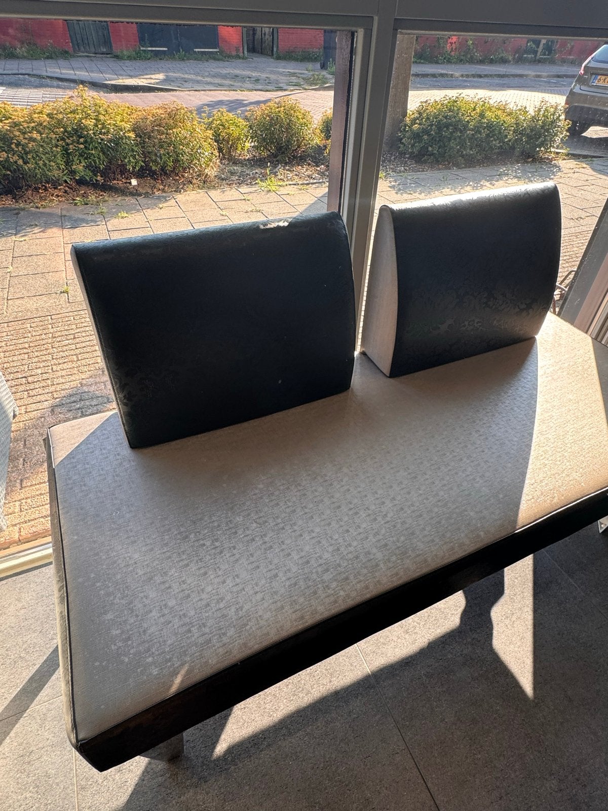 Stijlvolle bank met rugleuningen - 135x67 cm, Ophalen, Gebruikt, Tweepersoons, 75 tot 100 cm