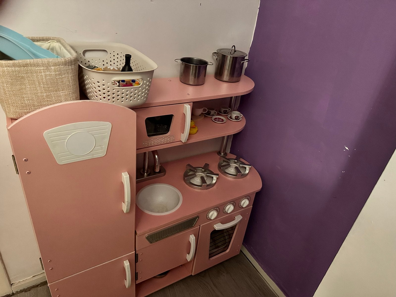 Roze houten speelkeuken met accessoires..€10, Ophalen, Gebruikt, Hout, Speelkeuken