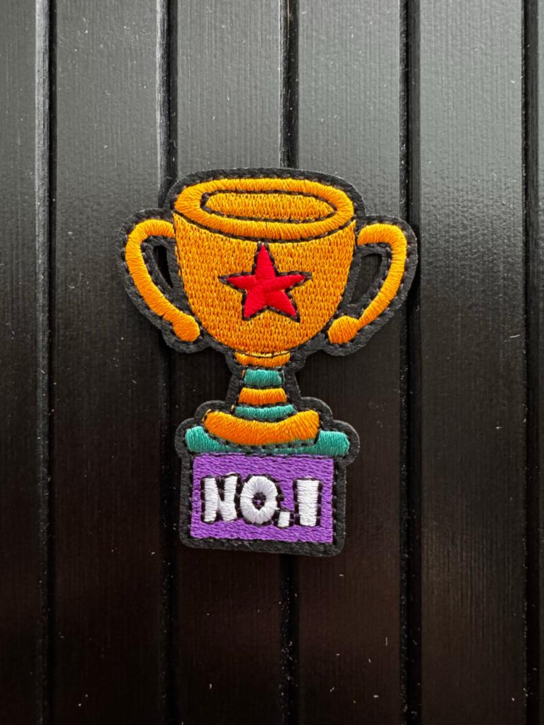 No.1 Beker Patch - Strijkapplicatie Winnaar Trofee, Ophalen of Verzenden, Nieuw, Overige applicaties