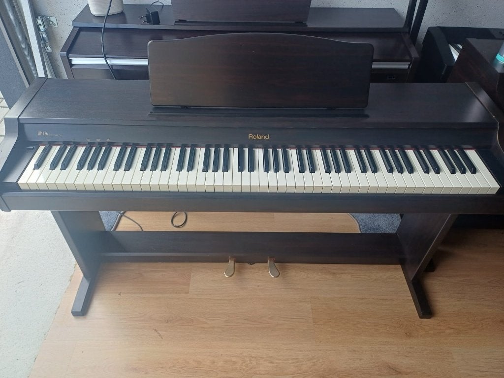 Roland HP-136 Digitale piano, Muziek en Instrumenten, Gebruikt, Bruin, ., Digitaal