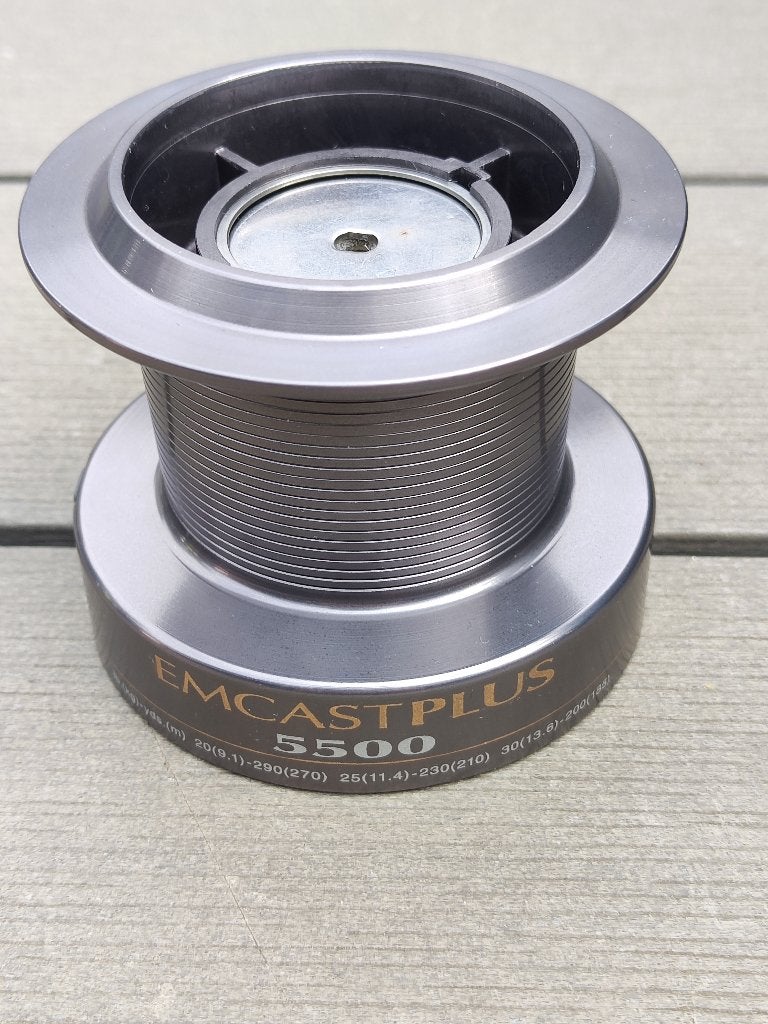 Nieuw daiwa emcastplus 5500 molen - reserve spoel, Ophalen of Verzenden, Nieuw, Molen