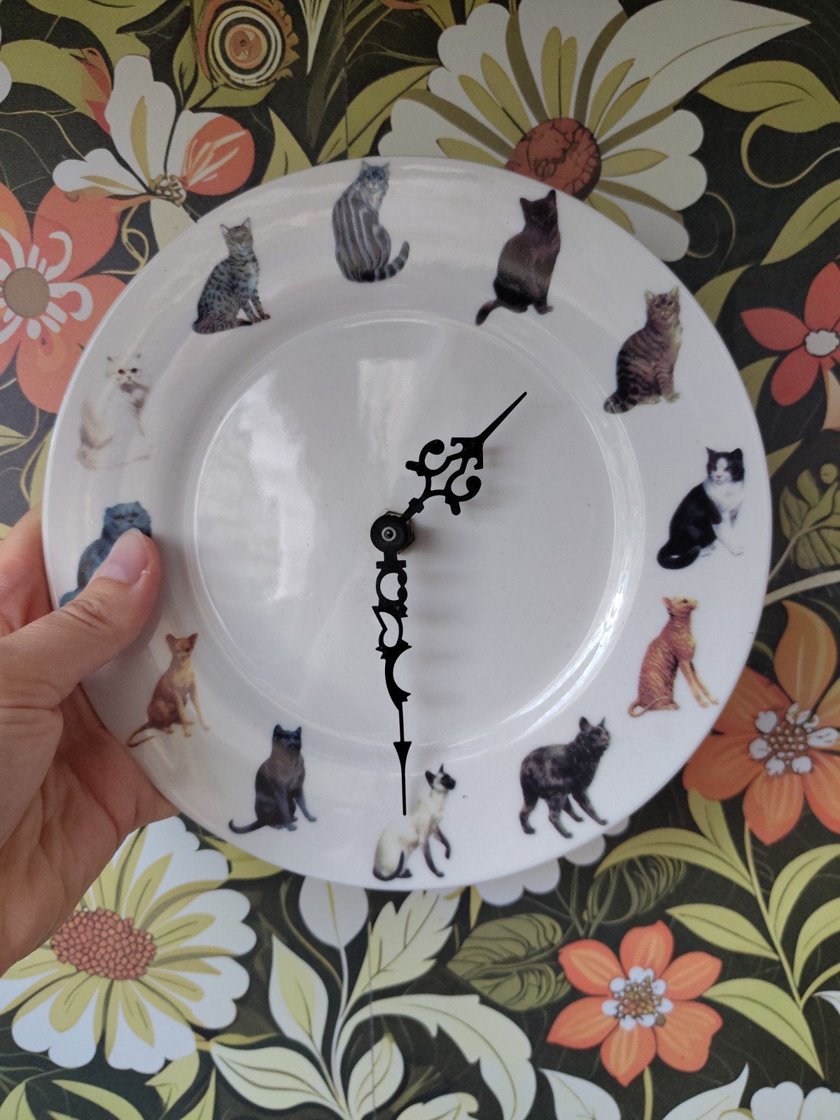 Unieke wandklok met kattenprint - Zo goed als nieuw, Ophalen, Analoog, Werkt op batterijen, Zo goed als nieuw
