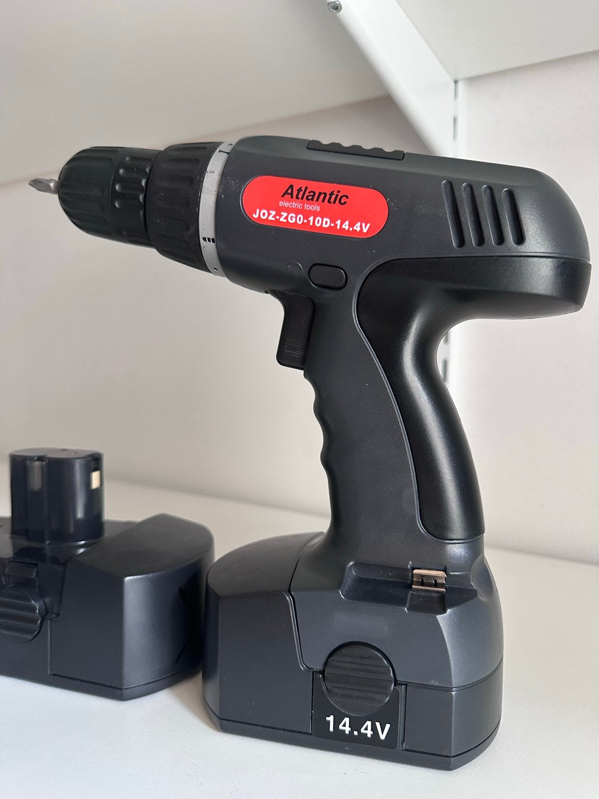 Accuboormachine Atlantic 14.4V met lader, accu's defect, Doe-het-zelf en Verbouw, Ophalen of Verzenden, Gebruikt, Minder dan 400 watt