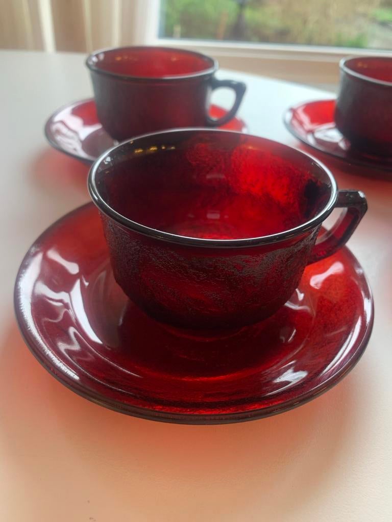 Set van 4 Vintage Arcoroc kopjes en schotels rood, Ophalen