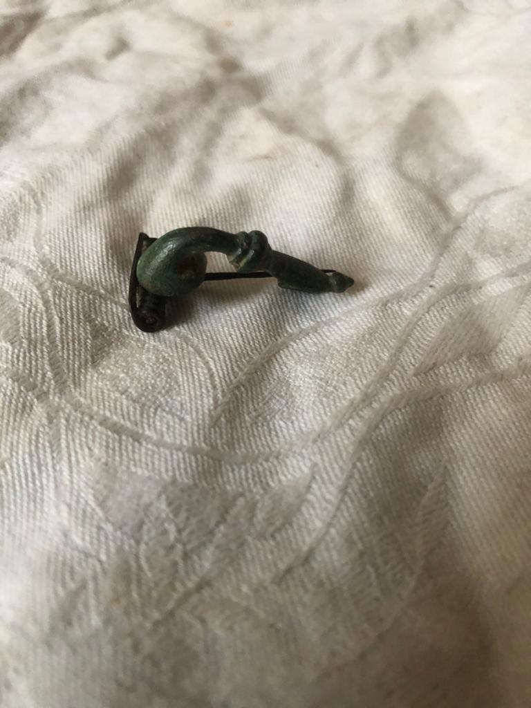 Romeinse fibula, Ophalen of Verzenden, Gebruikt, Groen, Brons
