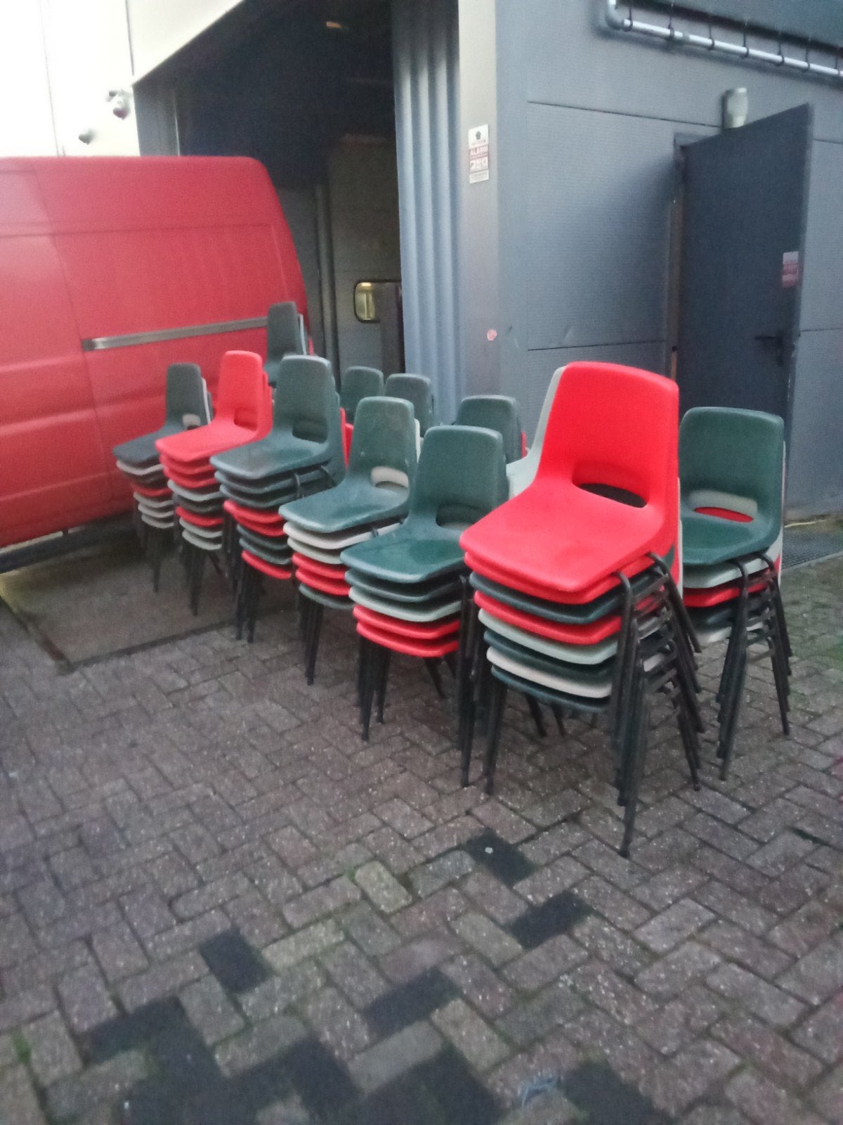 partij van 80 kantine - stapel stoelen