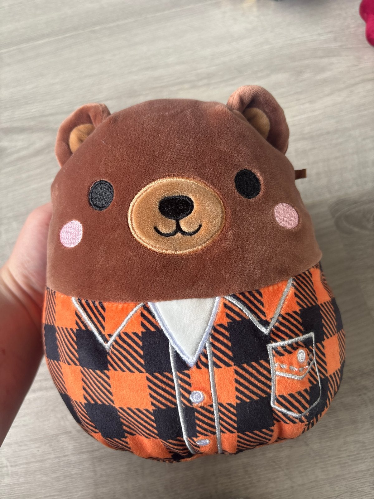 Squishmallow Bruine Beer in Geruit Shirt - Zo goed als nieuw, Beer, Ophalen of Verzenden, Middelgroot (20 tot 80 cm), Met label
