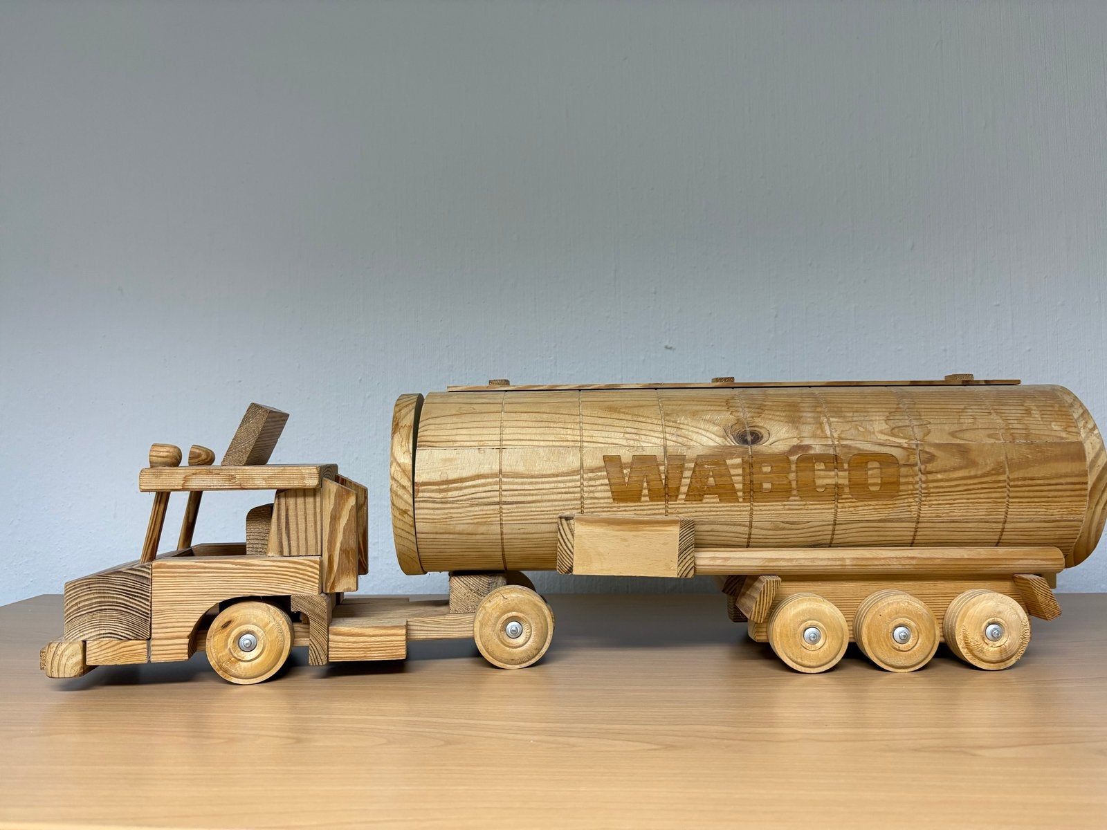 Unieke handgemaakte houten vrachtwagen met tankoplegger, Ophalen, Zo goed als nieuw
