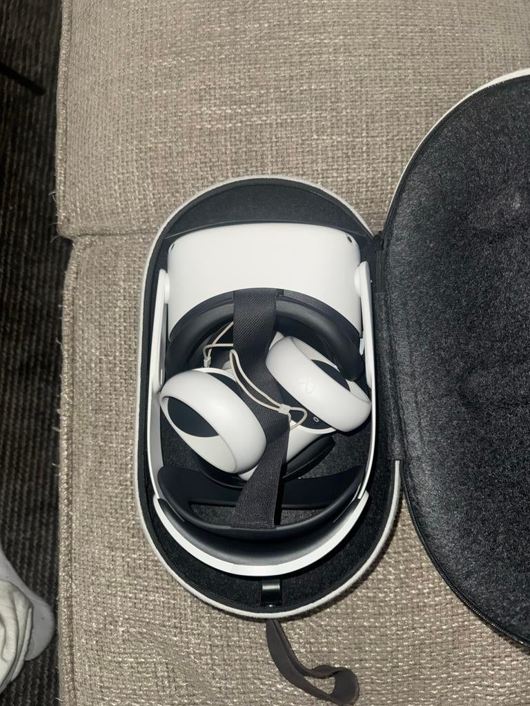 Oculus Quest 2 VR-bril met controllers en draagcase, Ophalen of Verzenden, Zo goed als nieuw, VR-bril, Overige platformen