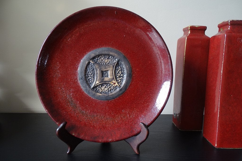 Sang de boeuf bord met chinese munt, Ophalen of Verzenden