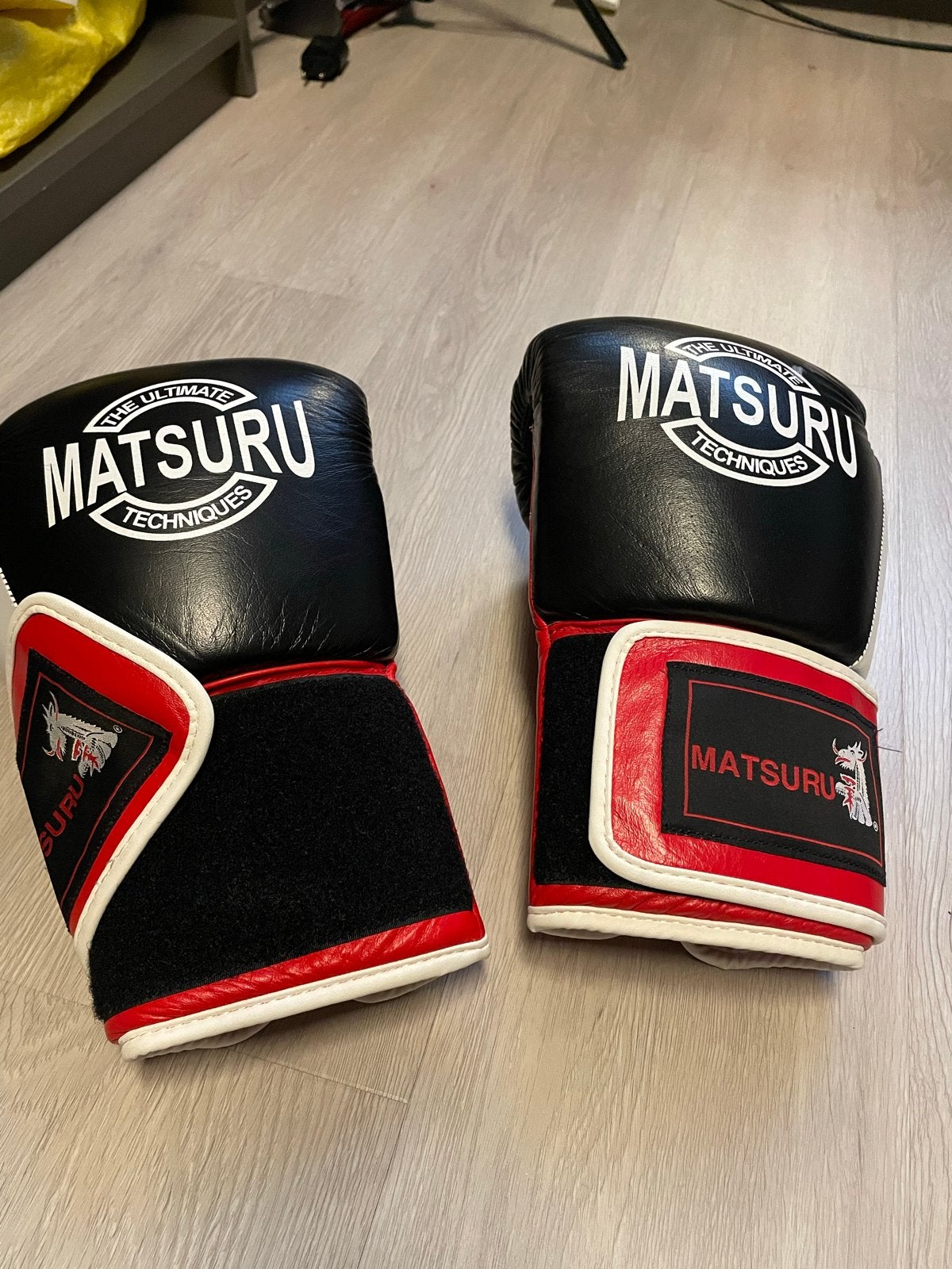 Matsuru Bokshandschoenen 18oz - Zwart/Rood, Sport en Fitness, Ophalen of Verzenden, Nieuw, Bokshandschoenen