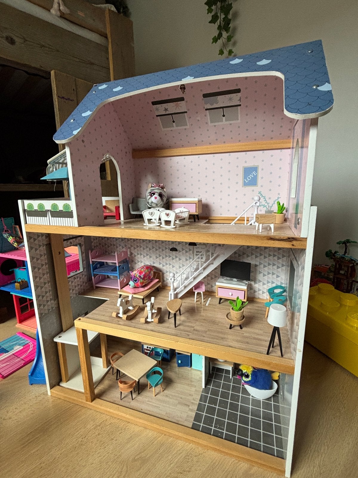 Groot houten poppenhuis met meubels en accessoires, Ophalen, Gebruikt, Overige typen