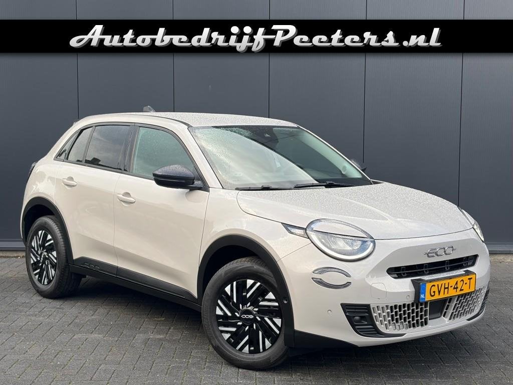 Fiat 600 1.2 Hybrid Urban Automaat Carplay Camera Cruise PDC, Auto's, 136 pk, Gebruikt, 1199 cc, 620 kg