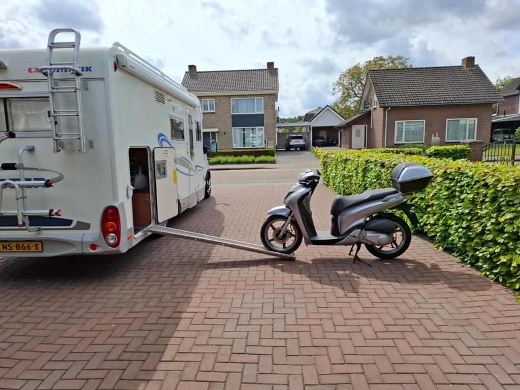 Adria Adriatik Izola S687 SPG met Honda motor scooter 150cc, Caravans en Kamperen, Campers, Kluisje, Ringverwarming, Luifel, Adria