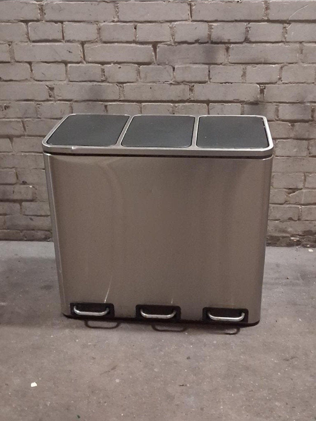 Te koop, Prullenbak met 3 vakken bak maar 1bak mis., Ophalen