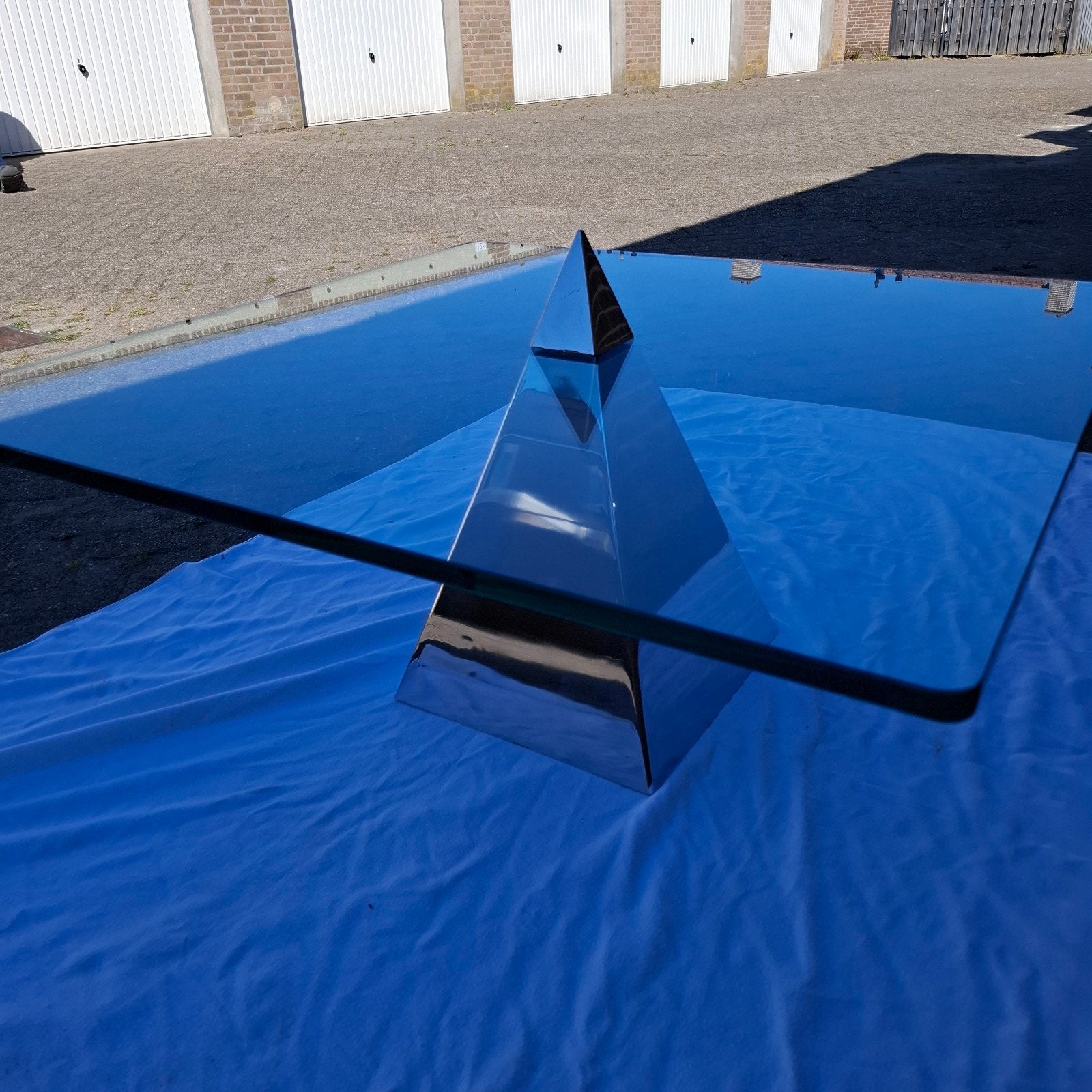 Design salontafel gehard glas,chromem pyramide voet., Ophalen of Verzenden
