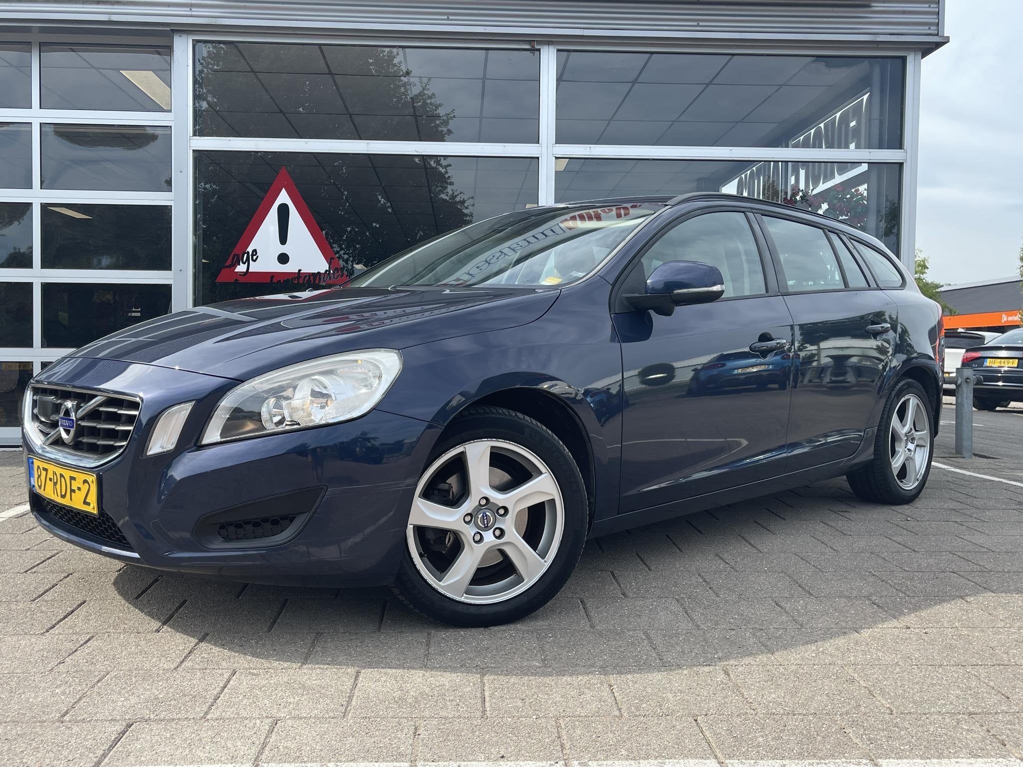 Volvo V60 2.0 D3 Kinetic /Automaat/Cruise/Clima/BLIS/Distr., Auto's, Euro 5, Stof, Gebruikt, 163 pk