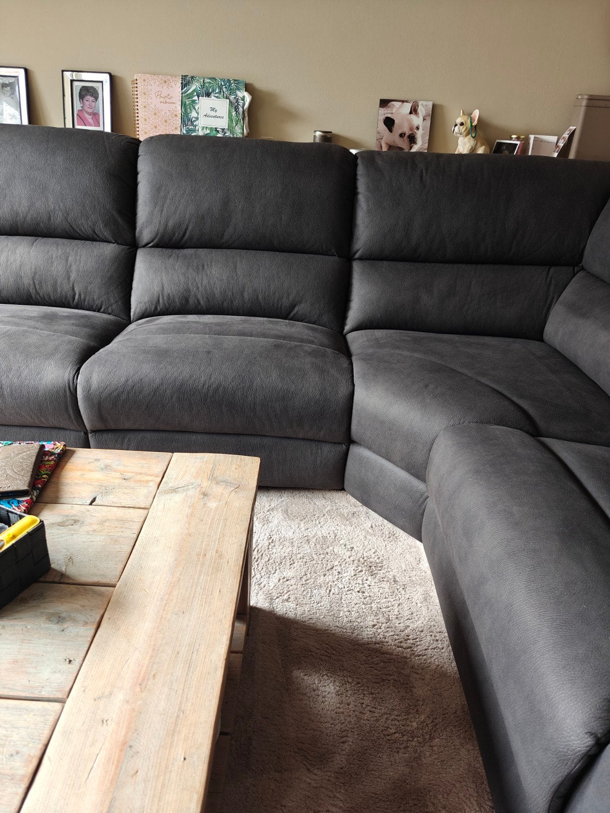 Comfortabele donkergrijze hoekbank - Zo goed als nieuw, Huis en Inrichting, Ophalen, 250 tot 300 cm, Modern en comfortabel, 100 tot 125 cm