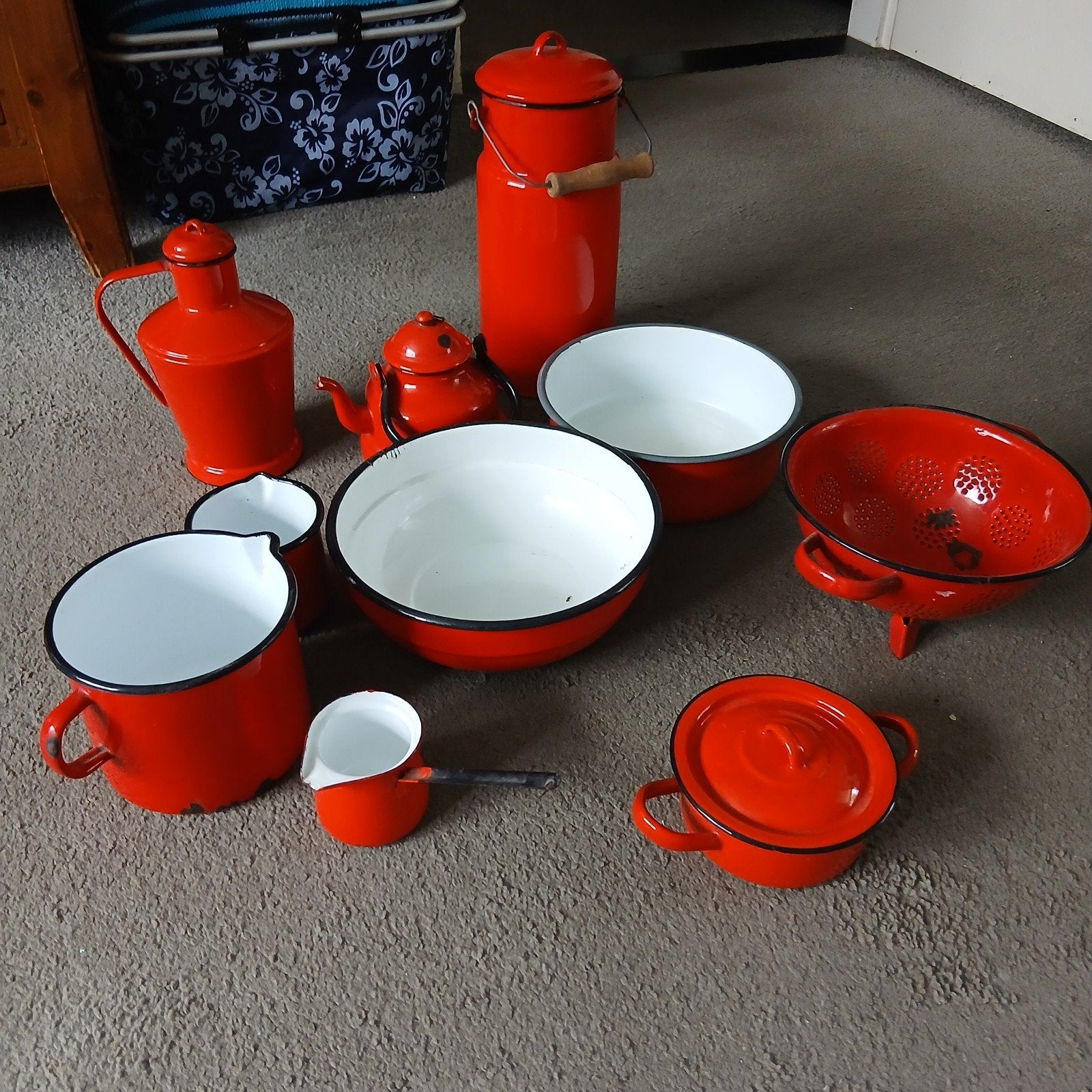 rood emaille. BIEDEN, Ophalen of Verzenden